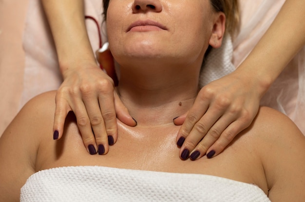 Femme au salon ayant un massage