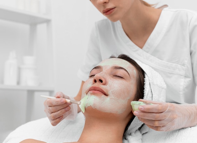 Femme au salon de beauté pour le traitement du visage