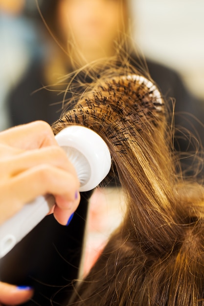 Femme au salon de coiffure