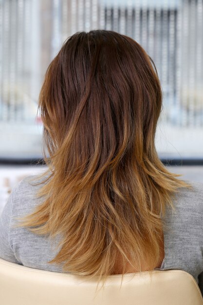 Femme au salon de coiffure