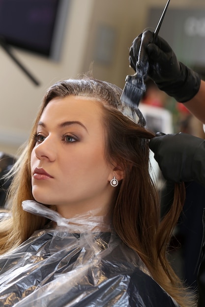 Femme au salon de coiffure