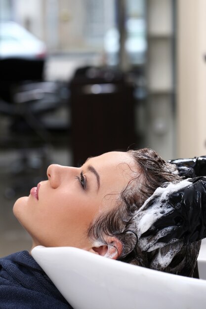 Femme au salon de coiffure