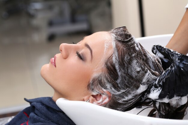 Femme au salon de coiffure