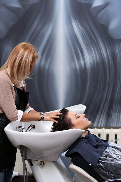 Photo gratuite femme au salon de coiffure