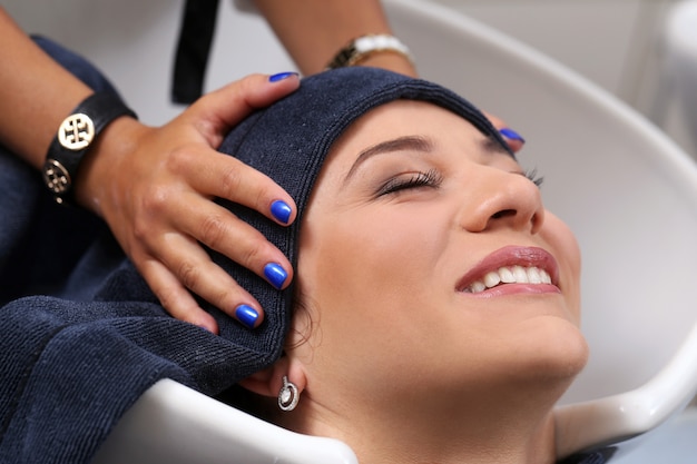 Femme au salon de coiffure