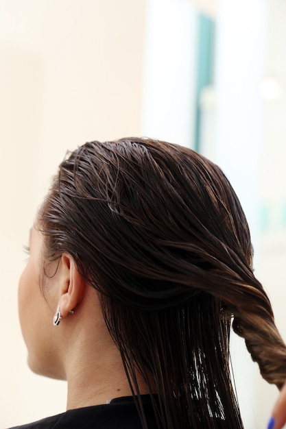 Femme au salon de coiffure