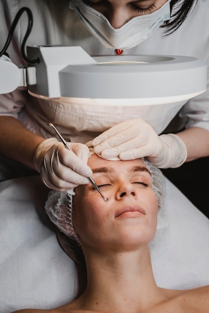 Femme au spa pendant un traitement de la peau