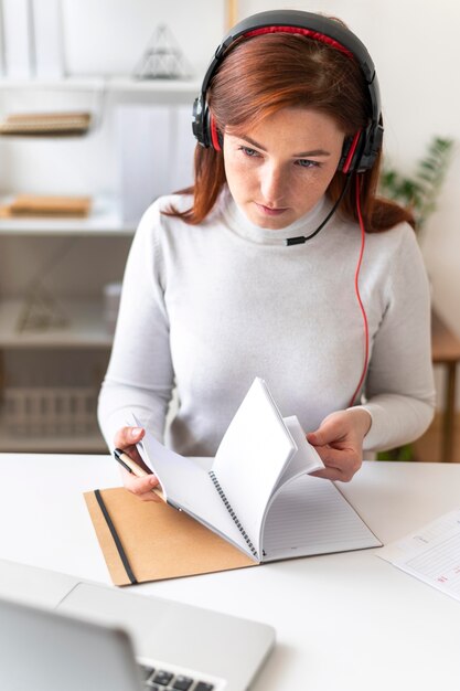 Femme au travail ayant un appel vidéo