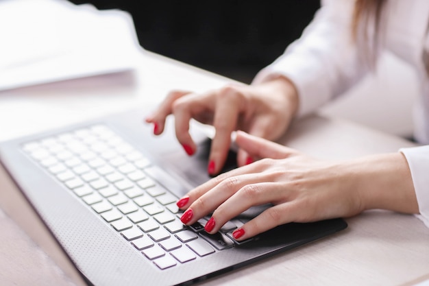 Femme au travail