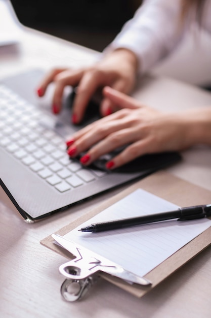 Femme au travail