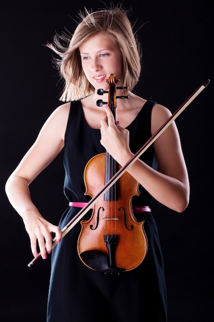 Photo gratuite femme au violon