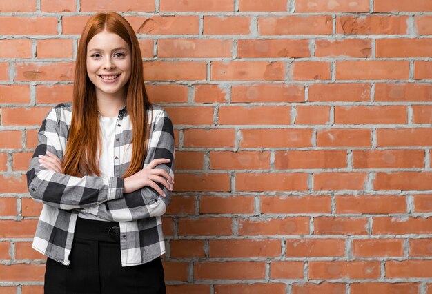 Femme aux bras croisés coup moyen