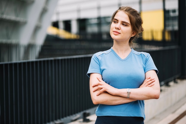 Femme aux bras croisés sur la rue