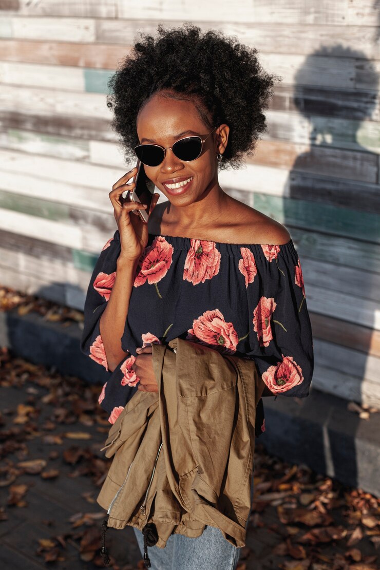 Photo gratuit femme aux cheveux bouclés parlant au téléphone
