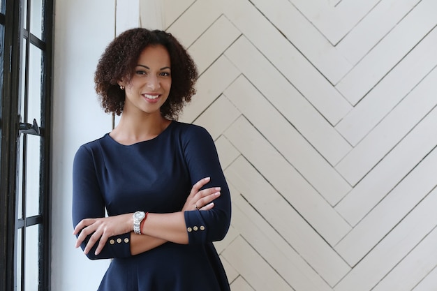 Femme Aux Cheveux Bouclés Et Souriant