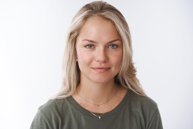 femme aux cheveux courts blonds bronzé souriant mignon et regardant la caméra avec friendly