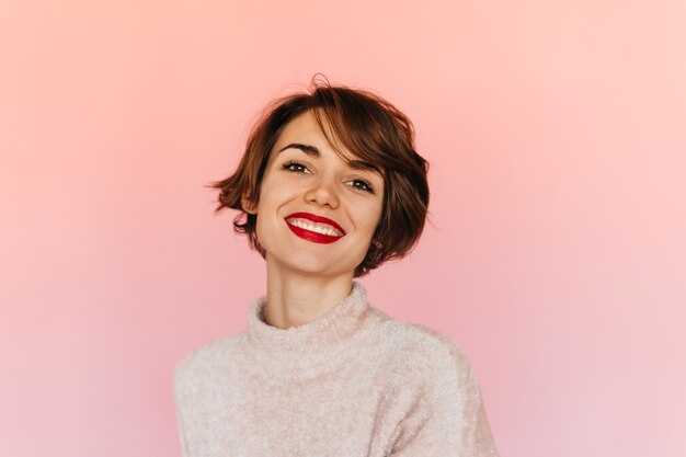 Femme aux cheveux courts de rêve à l'avant