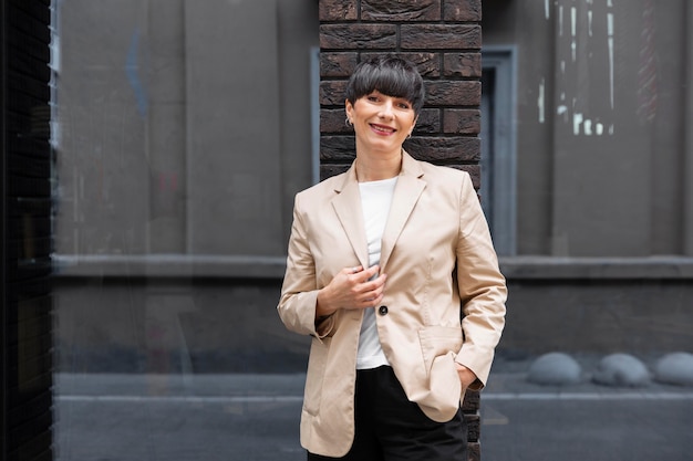 Femme aux cheveux courts se détendre à l'extérieur