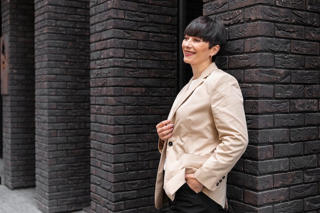 Femme aux cheveux courts se détendre à l'extérieur