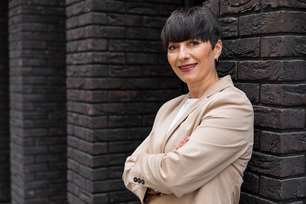 Femme aux cheveux courts se détendre à l'extérieur