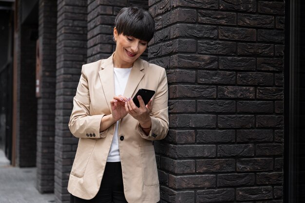 Femme aux cheveux courts se détendre à l'extérieur