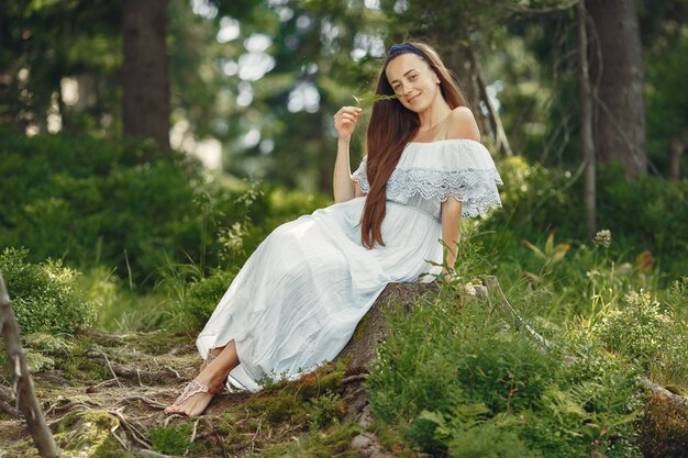 Femme aux cheveux longs. Dame en robe bleue. Fille avec une nature intacte.