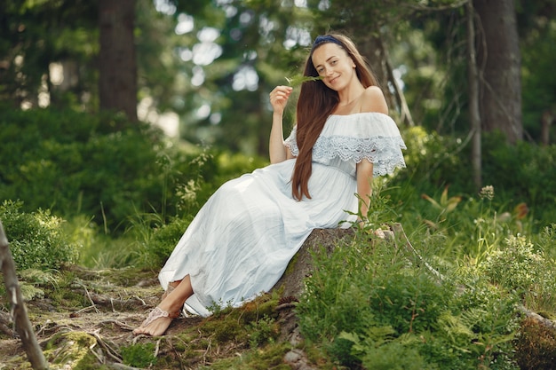 Femme aux cheveux longs. Dame en robe bleue. Fille avec une nature intacte.