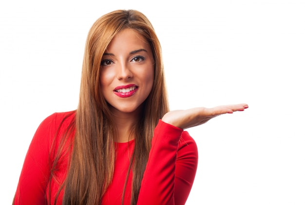 Femme aux cheveux longs montrant la main ouverte