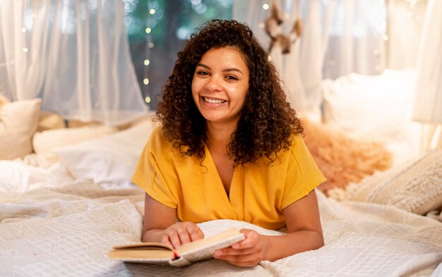 Femme aux cheveux mignons, lecture