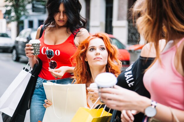 Femme aux cheveux roux regarde ses amis