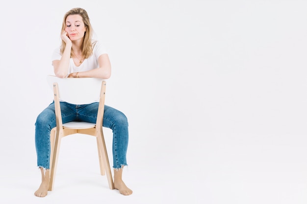 Femme aux pieds nus sur une chaise