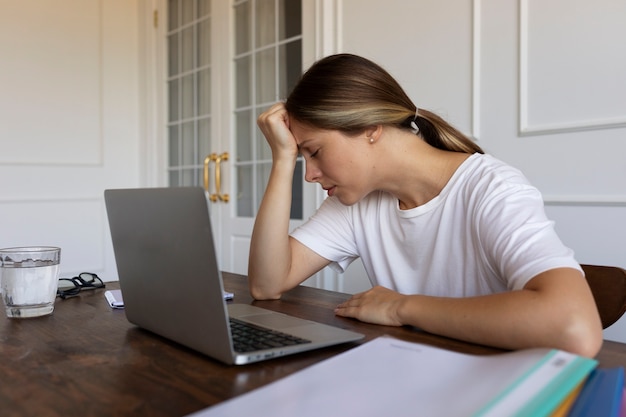 Photo gratuite femme aux prises avec le syndrome de l'imposteur vue latérale