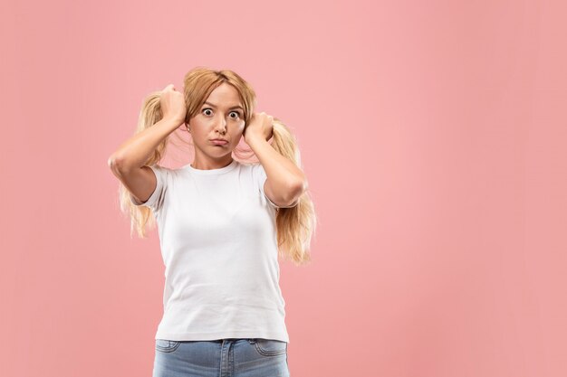 La femme aux yeux louches avec une expression étrange