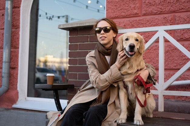 Femme aveugle caressant un chien coup moyen