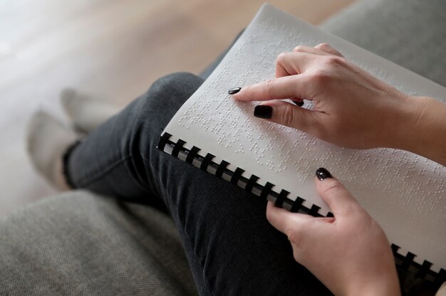 Femme aveugle lisant en utilisant la langue braille