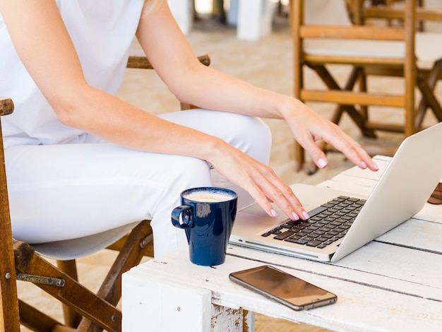 Femme, avoir café, dehors, et, travailler