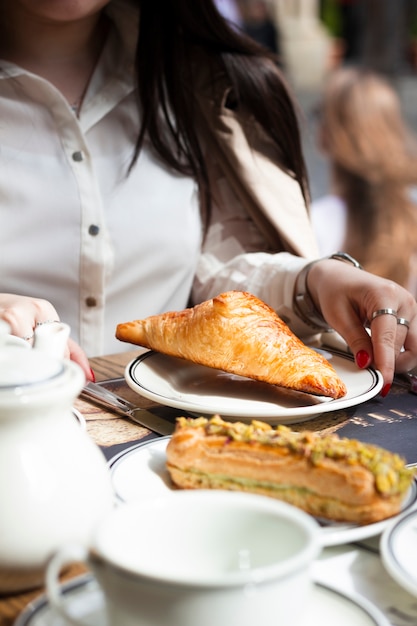 Femme, avoir, pâtisserie, petit déjeuner