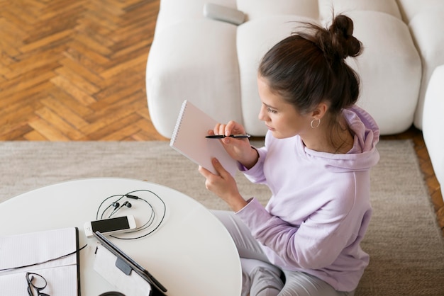 Femme ayant un appel vidéo à la maison