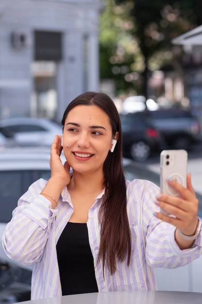 Femme ayant un appel vidéo sur smartphone alors qu'elle est en ville