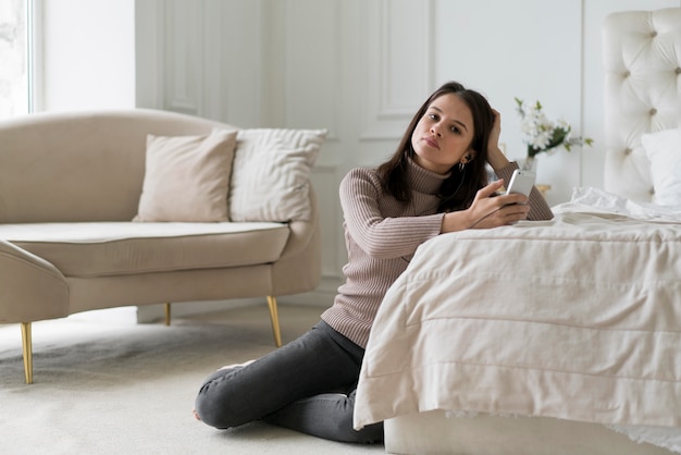 Femme ayant un appel vidéo sur son téléphone