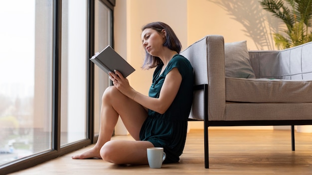 Femme ayant du temps seul à la maison