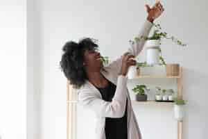 Photo gratuite femme ayant un jardin durable à l'intérieur