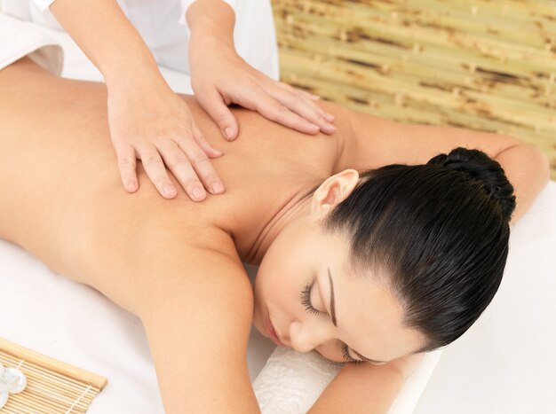 Femme ayant massage du corps dans le salon spa. Concept de traitement de beauté.