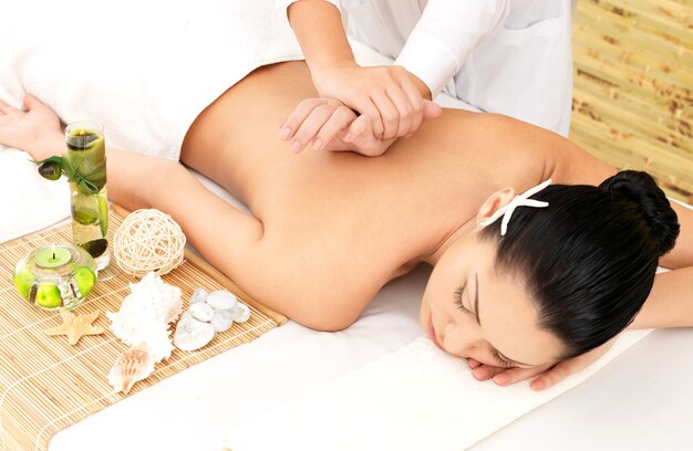 Photo gratuite femme ayant massage du corps dans le salon spa. concept de traitement de beauté.