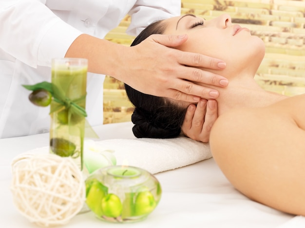 Femme ayant un massage du cou dans le salon spa. Concept de traitement de beauté.