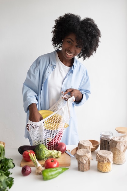 Photo gratuite femme ayant un mode de vie durable