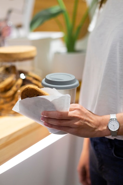 Femme ayant un mode de vie durable