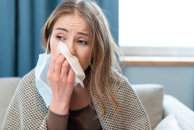 Femme ayant un nez qui coule à l'intérieur