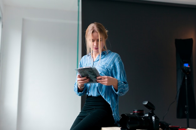 Femme ayant une passion pour la photographie