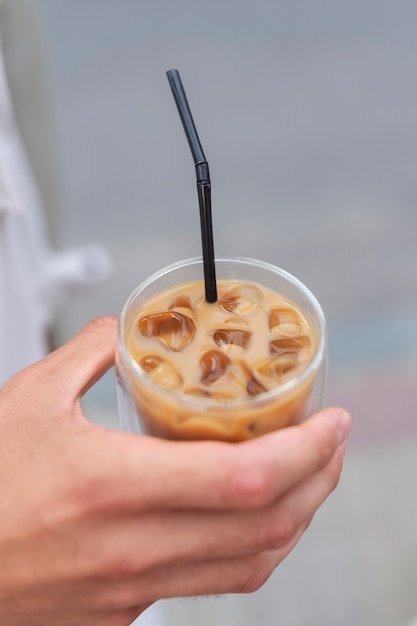 Femme ayant une pause-café glacé à l'extérieur